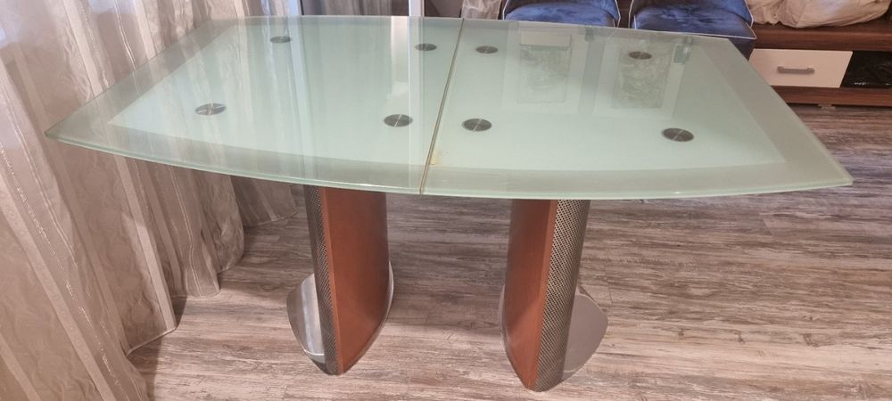 Стъклена маса за хранене