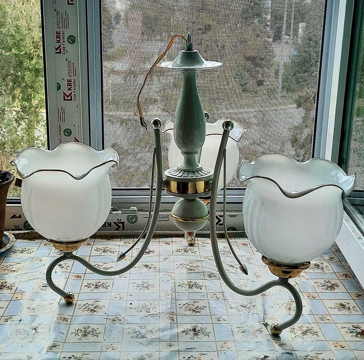 Люстра трёхрожковая