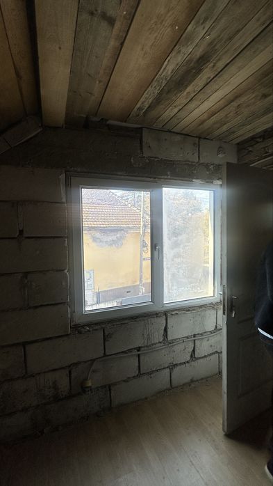Vand Geamuri, uși, in stare foarte buna, le scoatem toate pentru ca renovam si punem lemn stratificat! Pt cei interresati 0749529086! Pret fosrte bun!