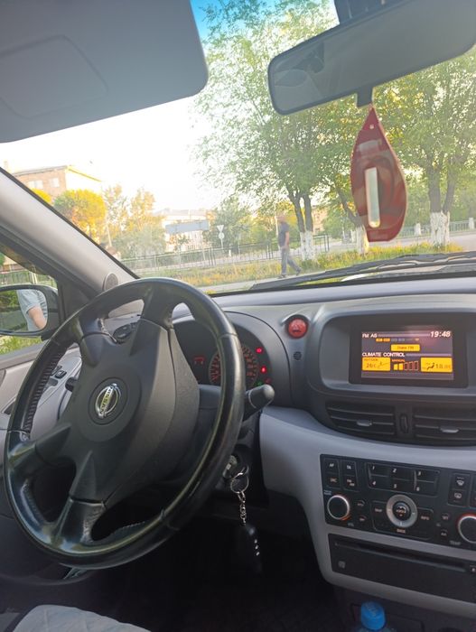 Продается автомобиль Nissan Almera Tino