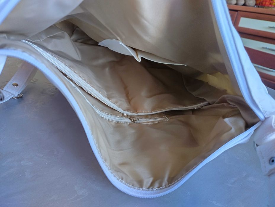 Бяла чанта за през рамо или раница