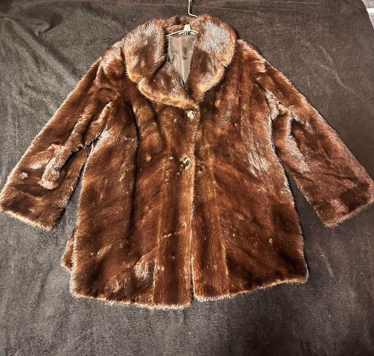 Дамско палто от меча кожа