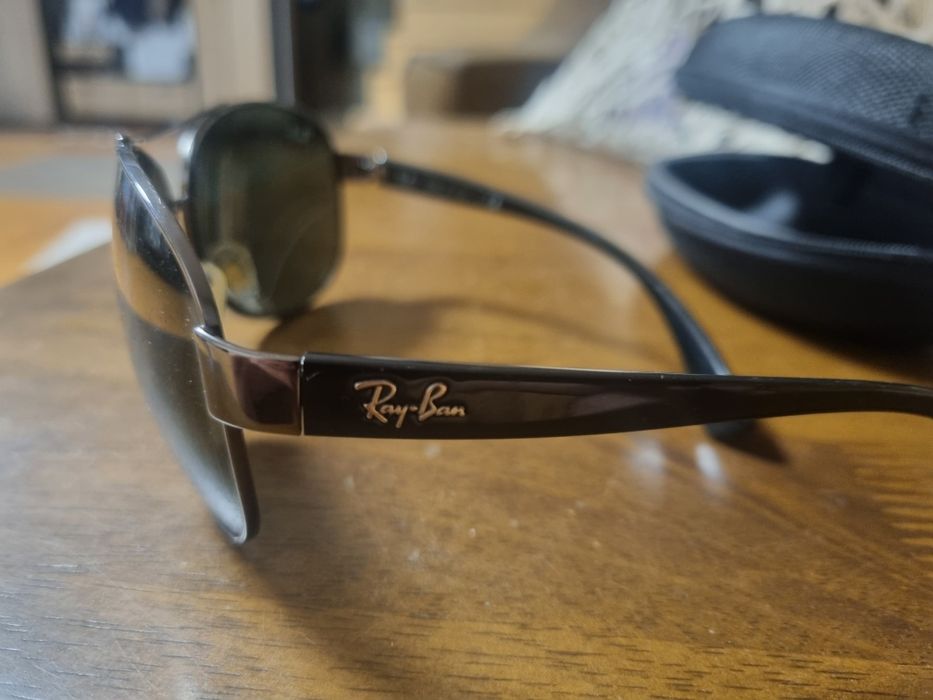 Ray-Ban, ochelari de soare originali, cu un design elegant și atemporal.
Model: RB3386 004/71