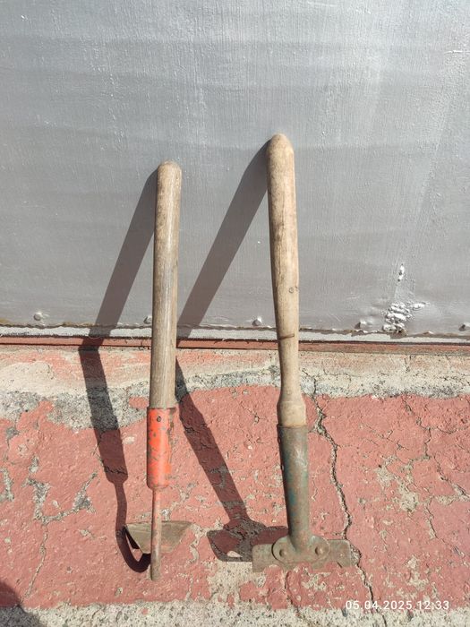 Лопаты , тяпка, вилы.