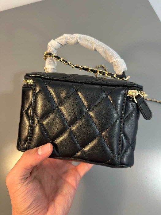 Geanta Chanel vanity case neagra matlasata lant auriu