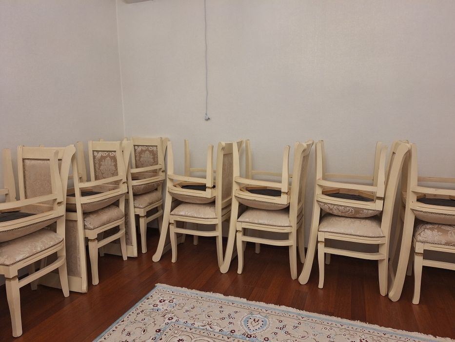 Стулья сатамын, көшемін сол үшін сатып жатырмыз