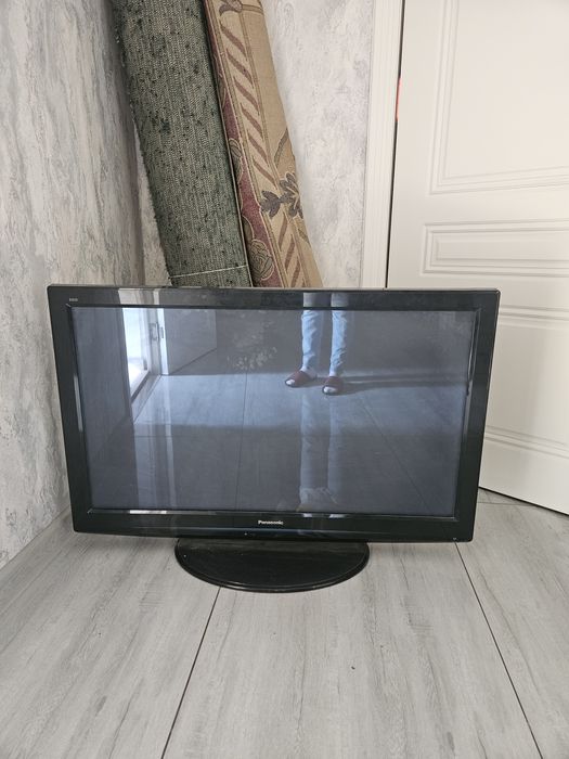 Большой телевизор, работает