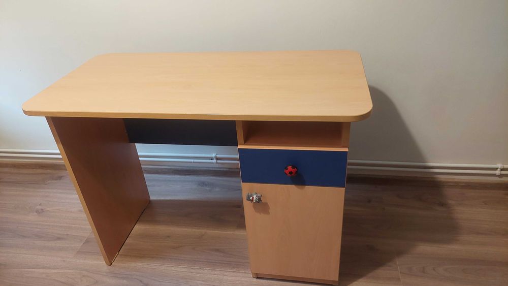 Birou și comoda pentru copii