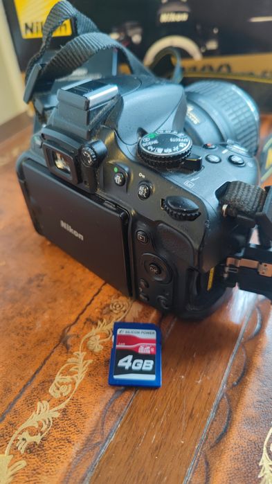 Aparat foto DSLR Nikon D5100+ obiectiv Nikkor 18-55 + cadou.