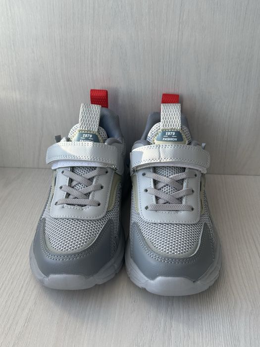 Новые детские кроссовки