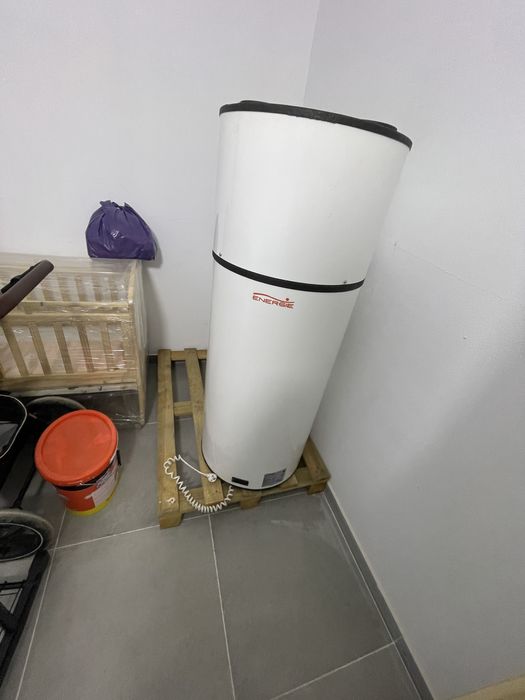 Boiler cu pompa de caldura de 110 litri pentru apa calda menajera