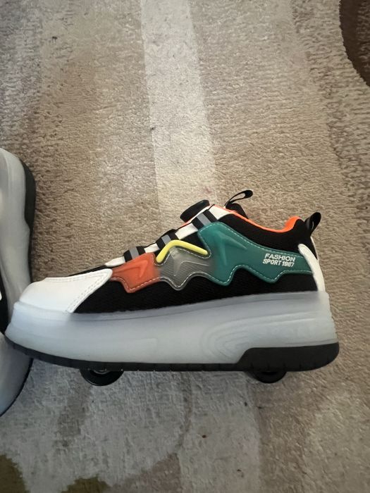 Adidasi role cu leduri numar 34