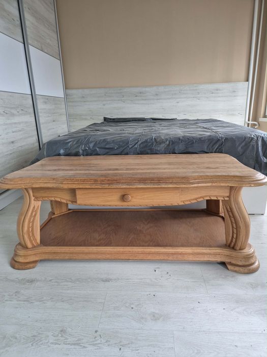 Кожена холна гарнитура и дървена маса.