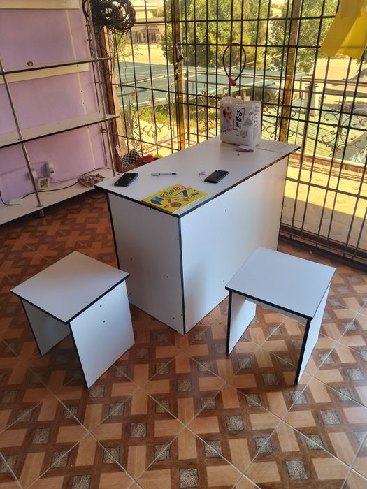 Magazin rastalari kassa stol,yolka va tabretkalar