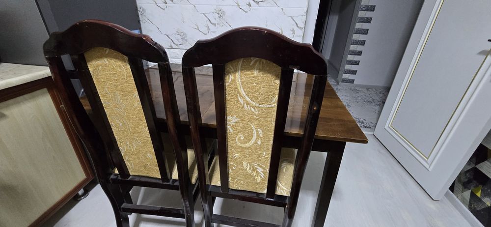 Раскладной стол и 6 стульев