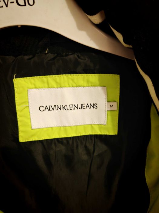 Geaca CALVIN KLEIN marimea M... Se poate imbraca si L