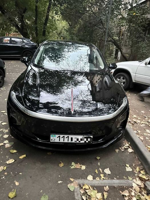 Авто в аренду Hongqi E-QM5