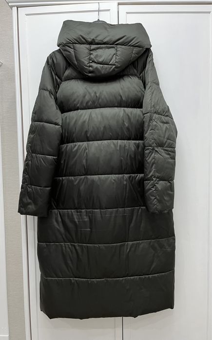 Пуховик темно зеленого цвета