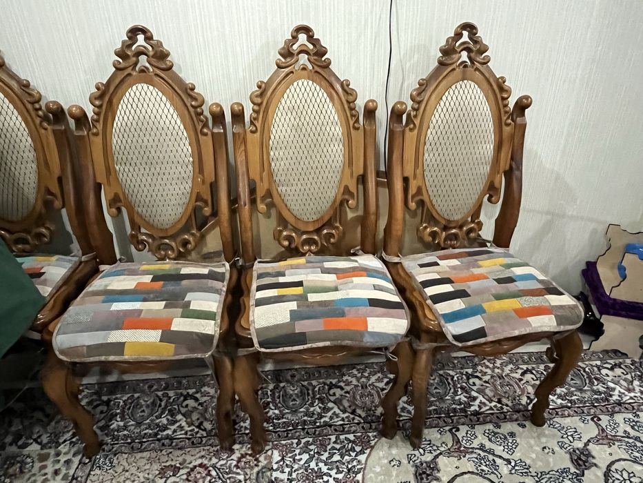 Продам стол и стулья 6 шт дубовый