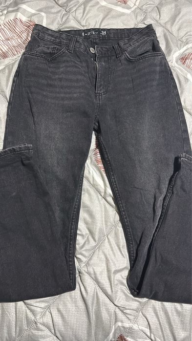 Различни чифтове дънки(всички отговарят на 34 размер)