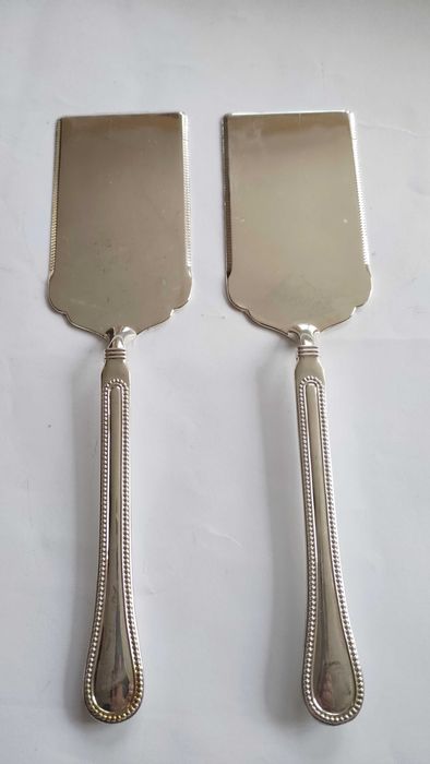 Масивни и големи посребрени прибори за сервиране