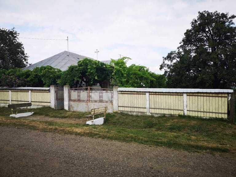 Casa de vanzare plus teren.