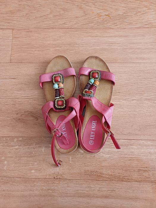 Продам новые,кожанные босоножки,размер 39, очень удобные