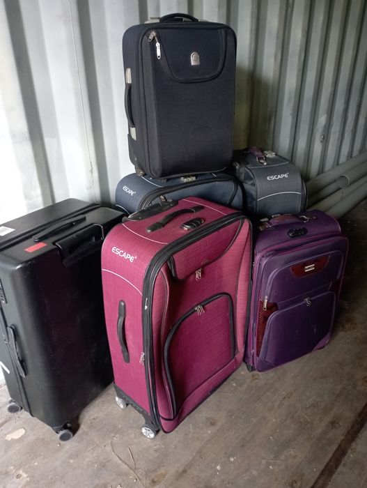 Продам чемоданы разных размеров.