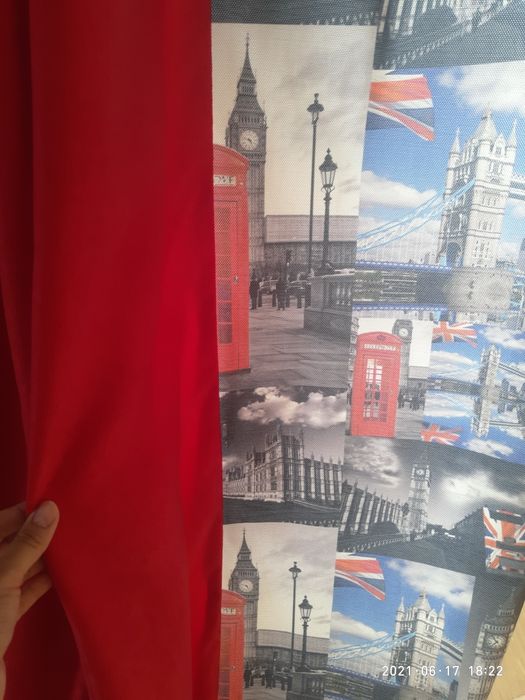 Шторы в красном и синем цветах