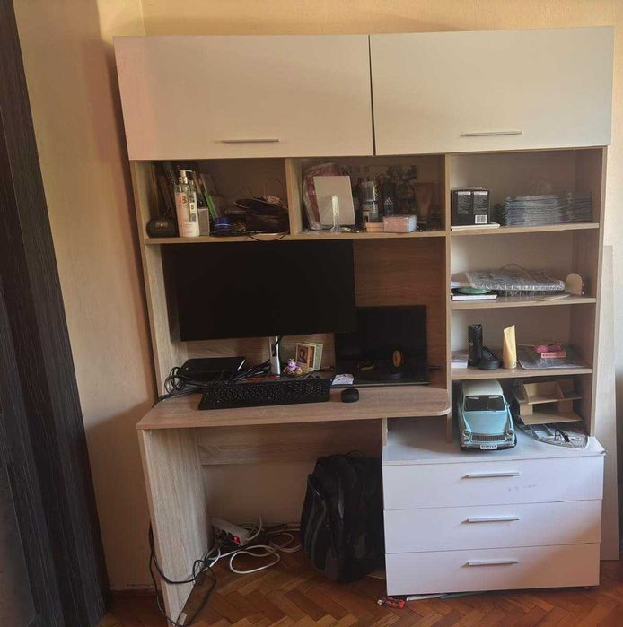 Продавам бюро с надстройка