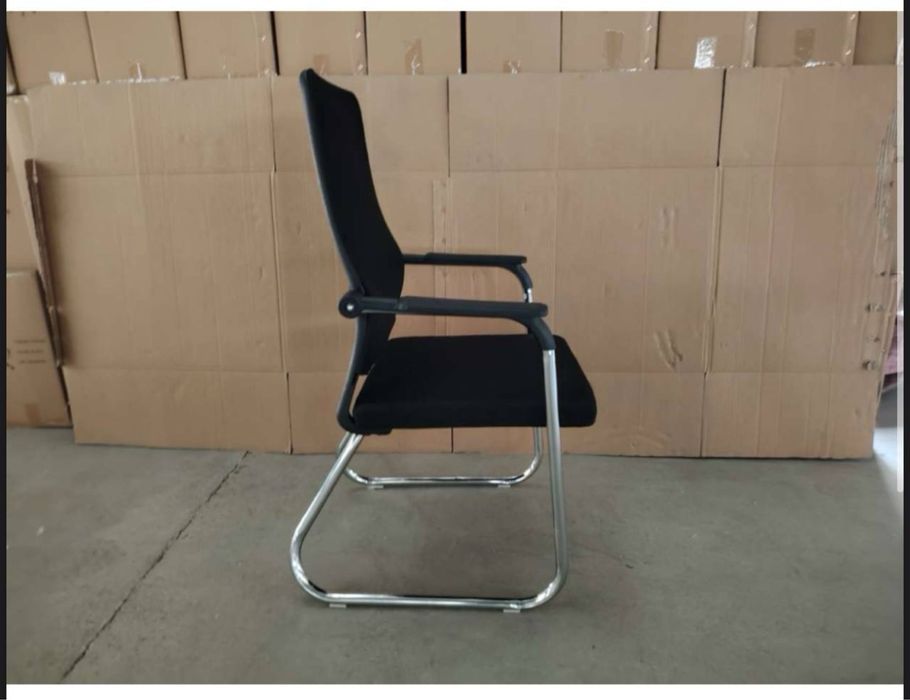 Кресло посетителя Со склада по приемлемым ценам В