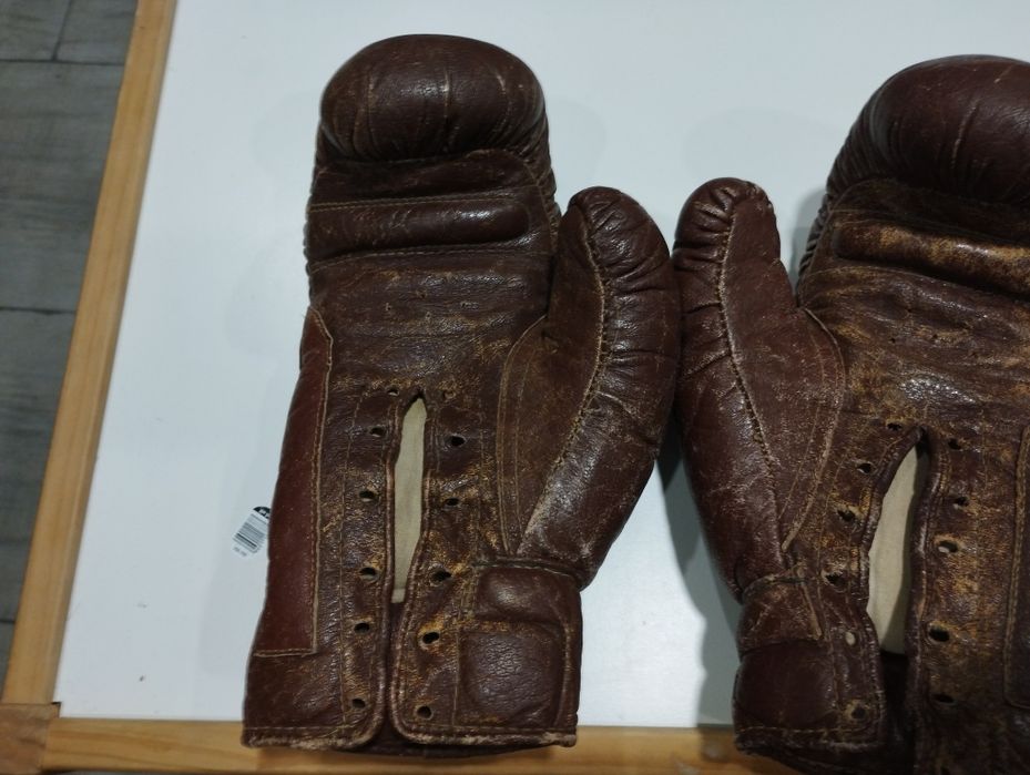 Стари боксови ръкавици