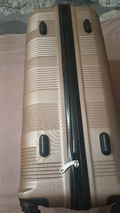 Твърд куфар за багаж