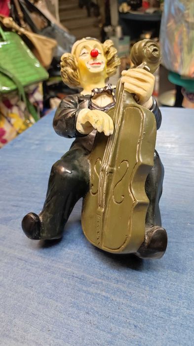 Смешен клоун музикант