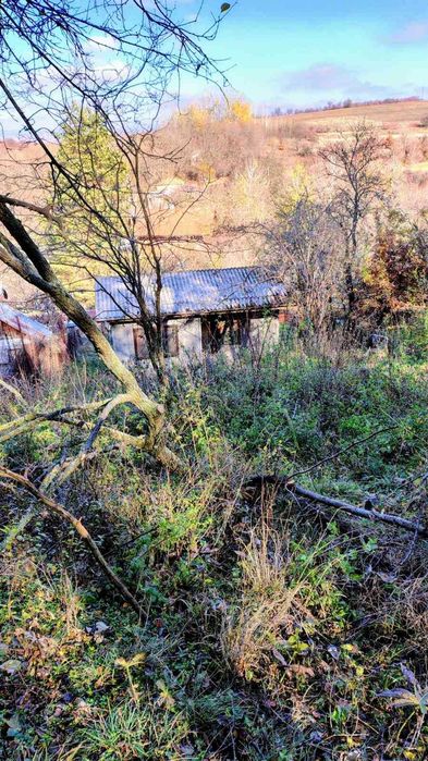 Продавам парцел в село Гълъбовци  с постройка и приятна денивелация