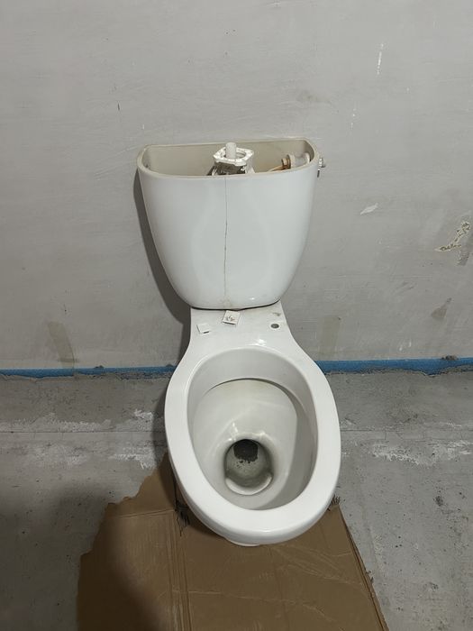 Унитаз б/у отдам кому нужно пишите звоните