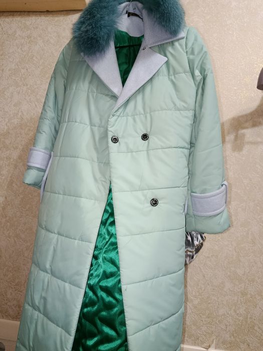 Куртка ментолового цвета, длина 105см примерно