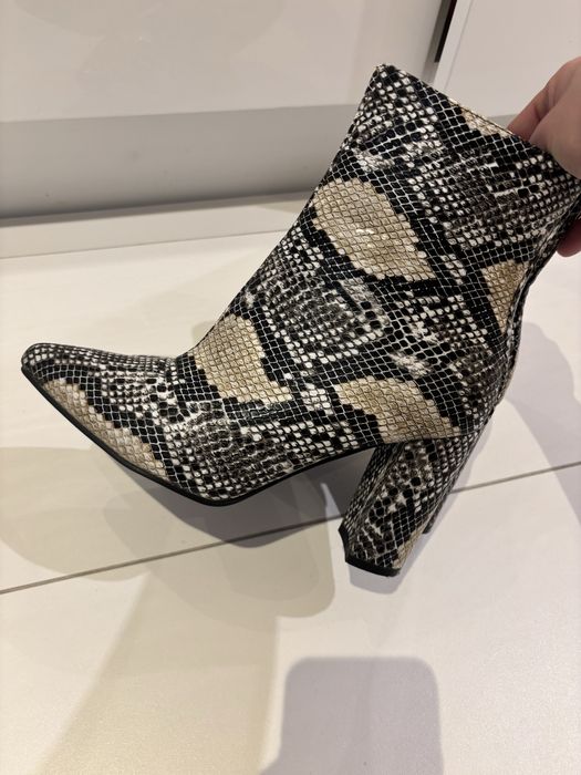 Боти змийски принт