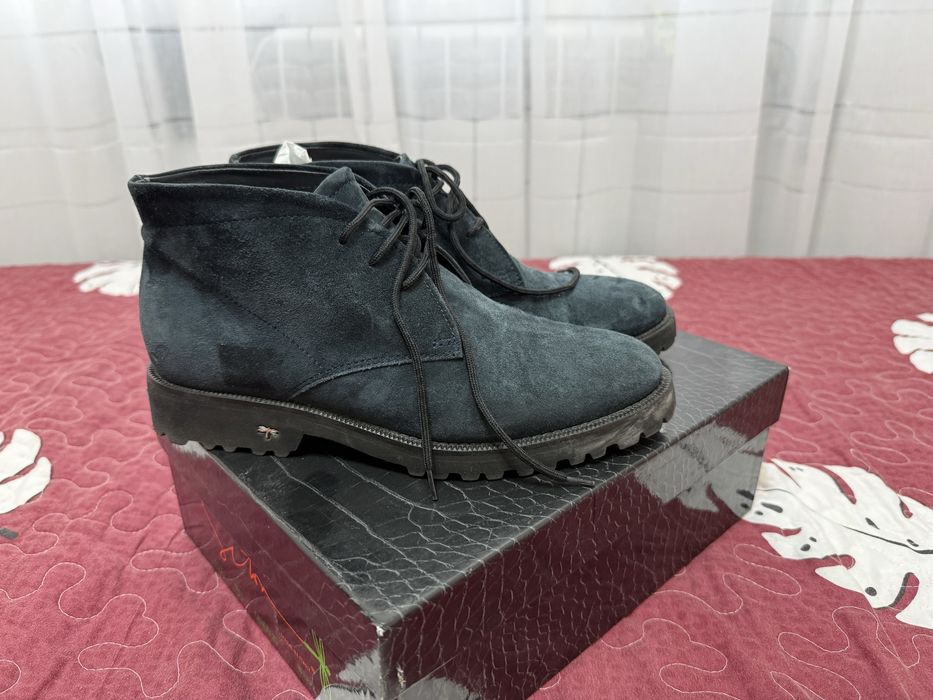 Продаю женские ботинки