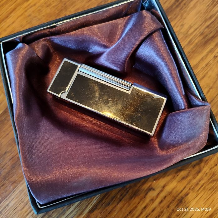 Метална запалка, тежка и елегантна.