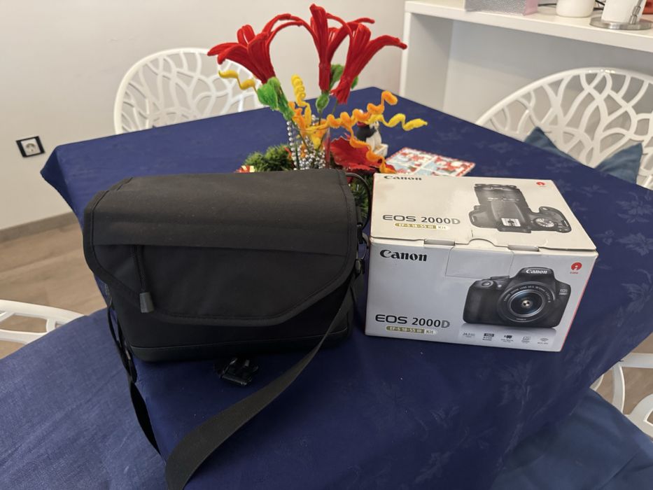 Фотоапарат EOS 2000D + чанта подарък