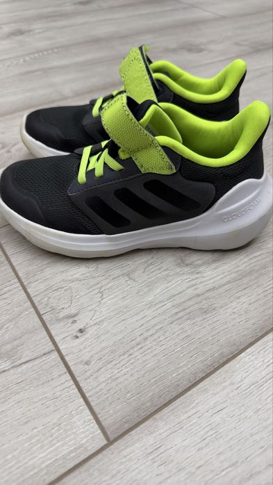 Продам кроссовки adidas