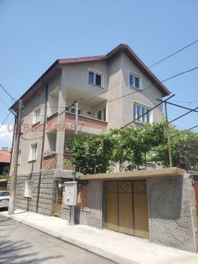 Дава се под наем Етаж от къща в Стрелча - 100 кв.м за 204 € - Снимка #1