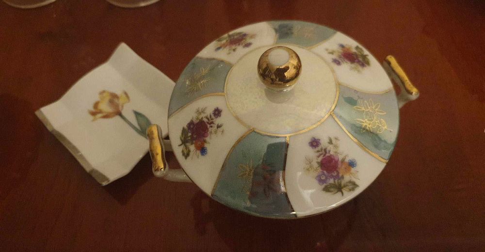 Portelan/cristal, bibelouri, etc. din vitrina 2