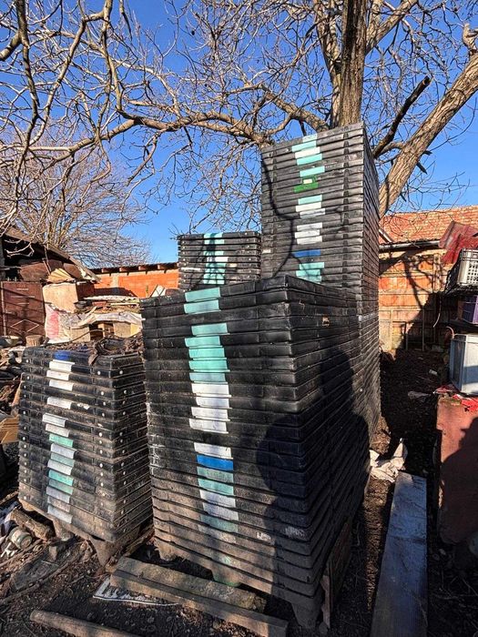 Vând lot 74 paleți din plastic SH dimensiune 120x80 cm, cu 55 capace