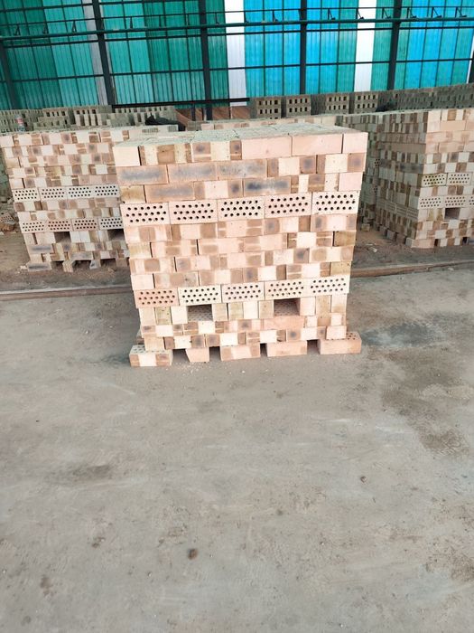 G'isht sotiladi poddonda 19 ta teshiklik