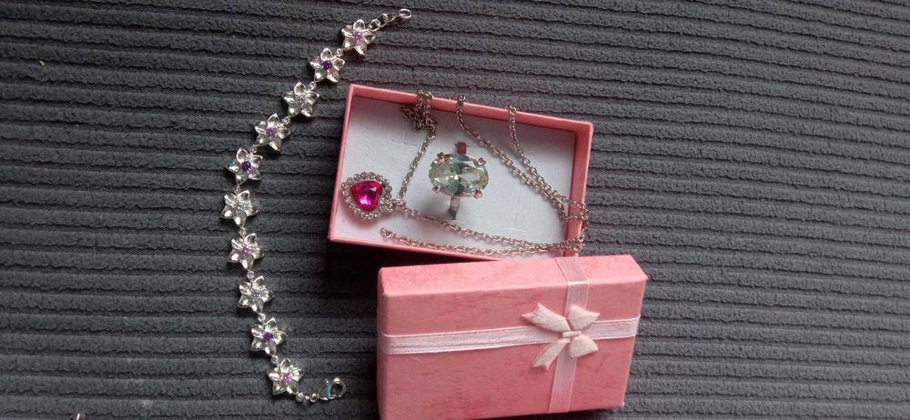 Дамски, сребърен комплект-гривна и ланец  В кутия. 3 различни модели