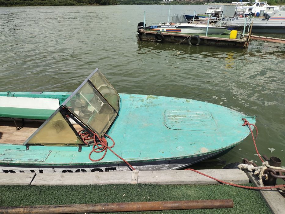 Продам катер Амур с мотором 85 л/с