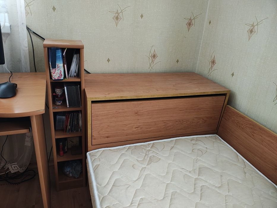 Продавам комплект мебели за детска стая