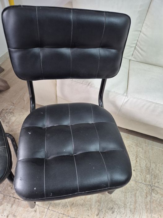 Продам кожанные стулья